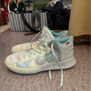 Nike Kyrie Flytrap 5 '1 World 1 People size 6.5 kids 8.5 women’s basketball